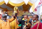 Kenius Kogoya Menyerahkan Hadiah Begi Pemenang Lomba Hias Pomdok Natal