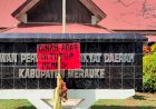 Usai di Palang Sekelompok Masyarakat, Kantor DPRD Merauke Pasangi Garis Polisi