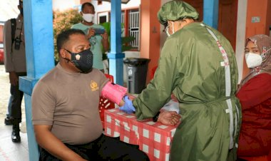 Kapolresta Jayapura Kota Jalani Vaksin Ke-2 di Puskesmas Twano Entrop