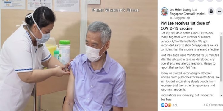 Perdana Menteri Singapura, Lee Hsien Loong, menerima suntikan vaksin Covid-19 pada Jumat 8 Januari 2021/Repro