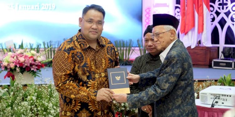 Letjen (Purn) Sayidiman Suryohadiprodjo ketika menyerahkan buku "Masyarakat Pancasila" kepada Pemimpin Umum Kantor Berita Politik RMOL Teguh Santosa disaksikan Ketua PWKI AM Putut Prabantoro (tengah), di Jakarta, Januari 2019/Ist