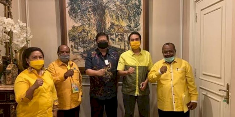 Ketua DPD Golkar Kota Sorong, Lambertus Jitmau bersama Ketum Golkar Airlangga Hartarto dan petinggi Golkar lainnya/Ist