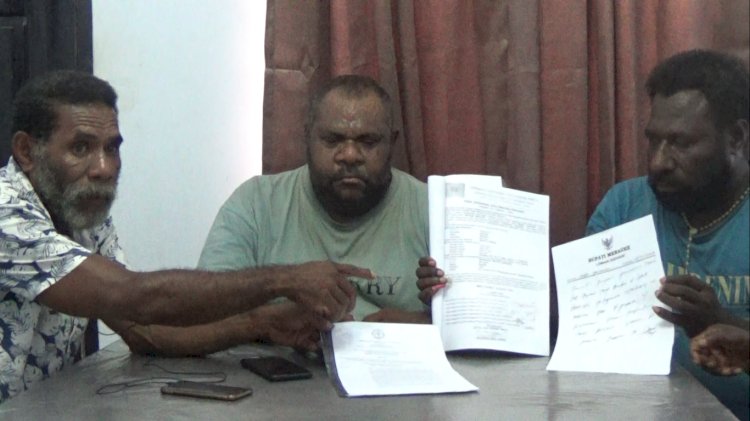 LMA Suku Marind Anim Ha saat menunjukan beberapa dokumen/ Rmol Papua