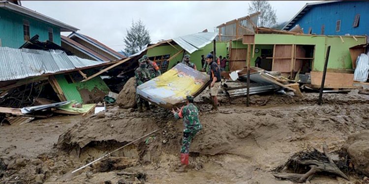 Prajurit TNI membantu warga terdampak banjir bandang dan tanah longsor di Kampung Uwibutu/Ist