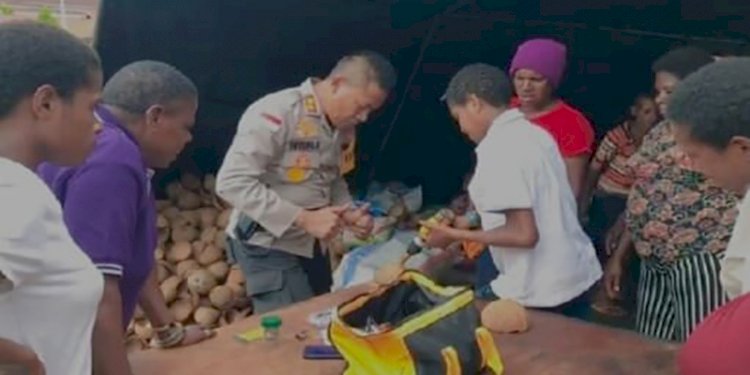 AKBP Untung Sangaji saat melihat hasil kerajinan kancing batok dan pembuatan minyak kelapa Suku Asmat binaannya/ist