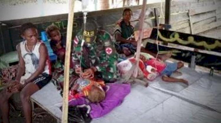 Anggota TNI sedang merawat anak Papua yang terjangkti Malaria/Ist
