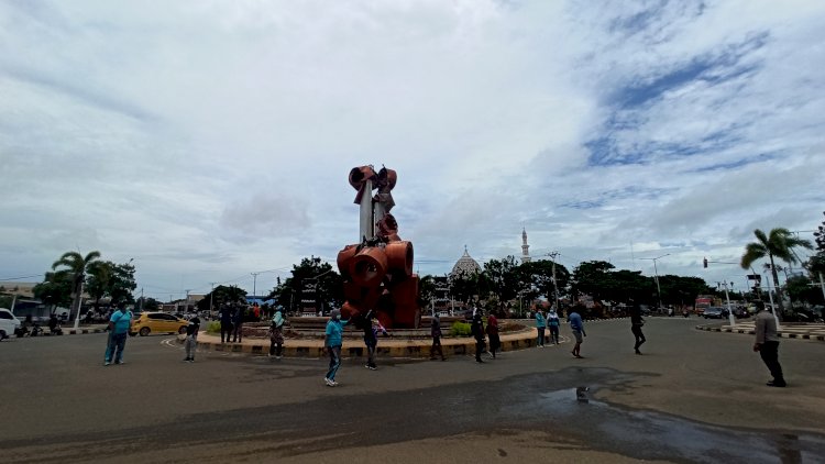 Tugu Lingkaran Brawijaya yang rubuh akibat diterjang angin. Jumat (29/1) 