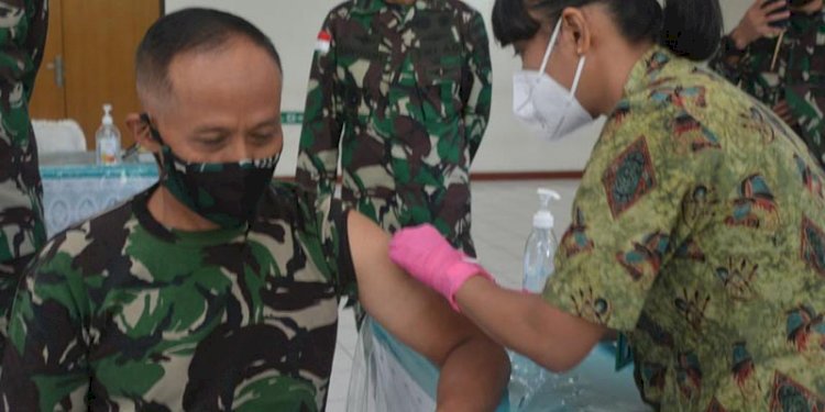 Panglima Kodam XVII/Cenderawasih Mayjen TNI Ignatius Yogo Triyono, menerima suntikan vaksin Covid-19 tahap kedua/Ist