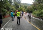 Dibantu Pemadam Kebakaran dan Masyarakat, Polisi Bersihkan Solar Yang Tumpah Dijalan Raya