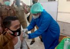 Chaerul Anwar Menerima Vaksin Pertama di Kabupaten Boven Digoel