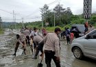Material Pasir Berserakan Tutupi Badan Jalan Jembatan Kali Ular, Porsenil Polisi Dikerahkan