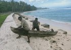 Bhabinkantibmas Polsek warsa Ingatkan Warga Pesisir Tentang Waspada Cuaca Ekstrim