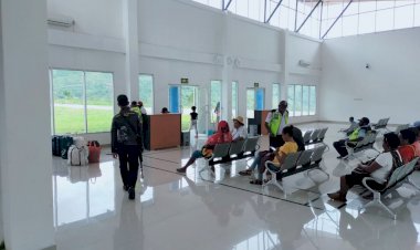 Antisipasi Datangnya Barang Ilegal, Personel Subsektor Bokondini Patroli ke Bandara