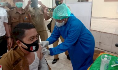 Chaerul Anwar Menerima Vaksin Pertama di Kabupaten Boven Digoel
