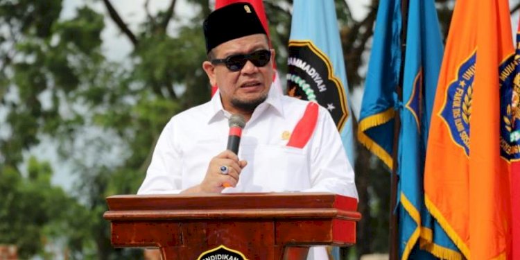 Ketua DPD RI, AA LaNyalla Mahmud Mattalitti saat isi kuliah di halaman kampus Unmuh Sorong/Ist