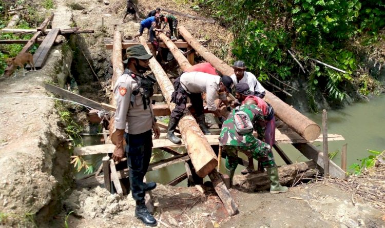 Sinergitas TNI, Polri, dan Masyarakat Membangun Jembatan