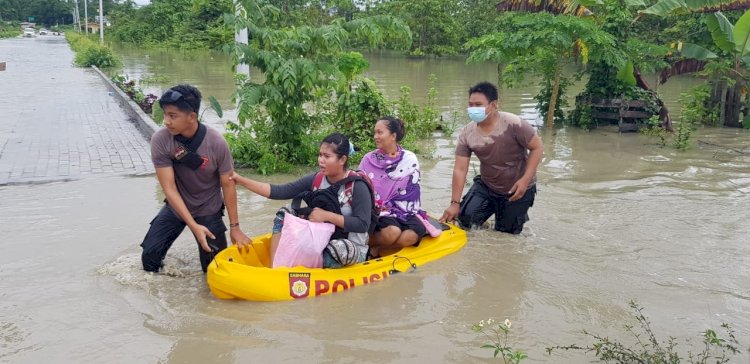 Poresenil Polres Kerom saat mengevakuasi warga korban banjir