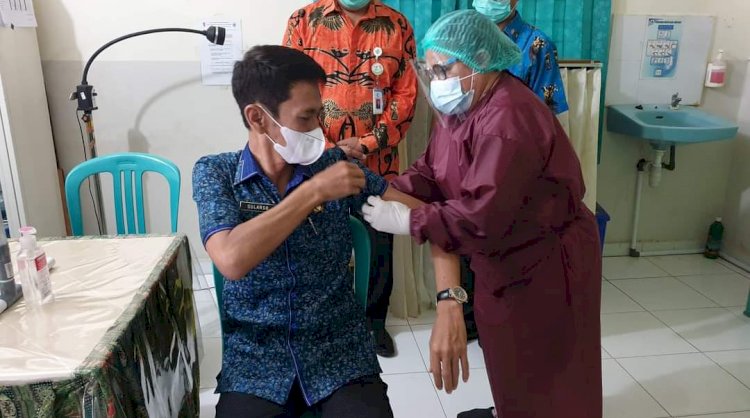 Wakil Bupati Merauke, Sularso saat menerima suntikan vaksin sinovac. Kamis (4/2))