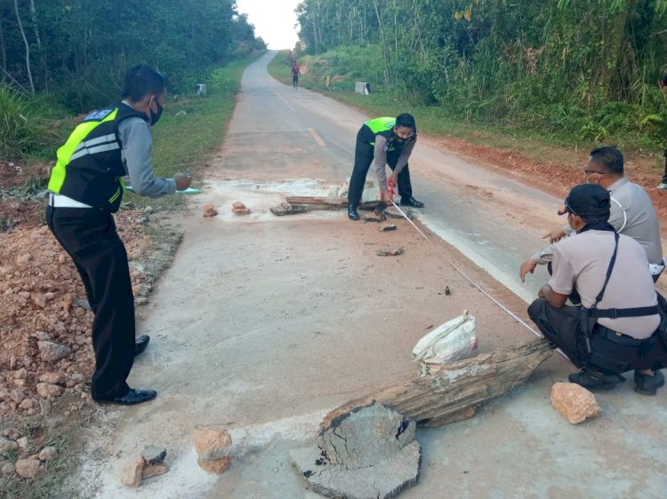 Anggota Satlantas Polres Merauke saat melakukan olah TKP di tempat ecelakaan tunggal di Asiki.