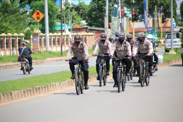 Posenil Polres Merauke lakukan Pendispilnan Prokes Dengan Bersepeda/ Ist