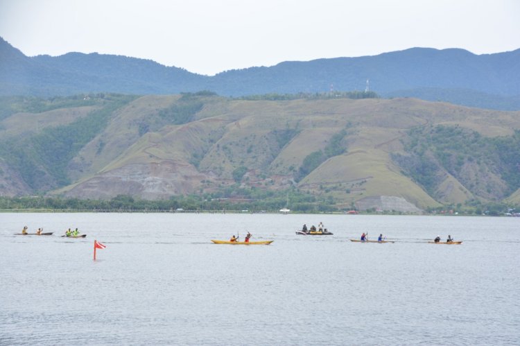 Lomba Selam dan Dayung Tradisional oleh Lantamal X Cup