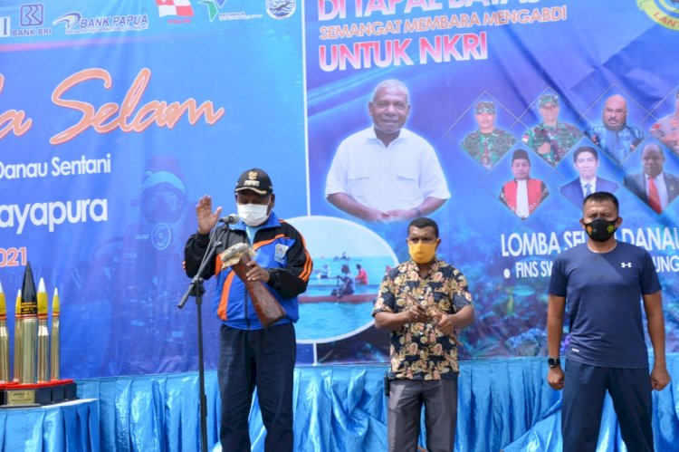 Bupati Jayapura Mathius Awoitauw saat menutup Lomba Olahraga Perairan Lantamal X Cupa 