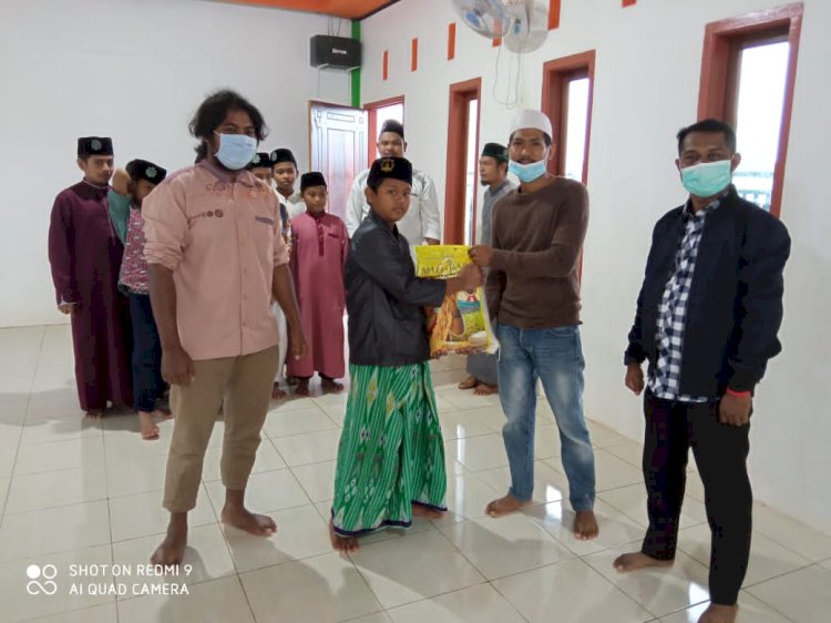 Pengurus PMD KAHMI Boven Digoel saat membagikan sembako untuk salah satunsantri di pesantren Hidayatillah