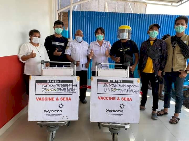 Tenaga Kesehatan saat menjemput 1640 Vaksin Sinovac di Bandara Tanah Merah Boven Digoel. Rabu (10/2)