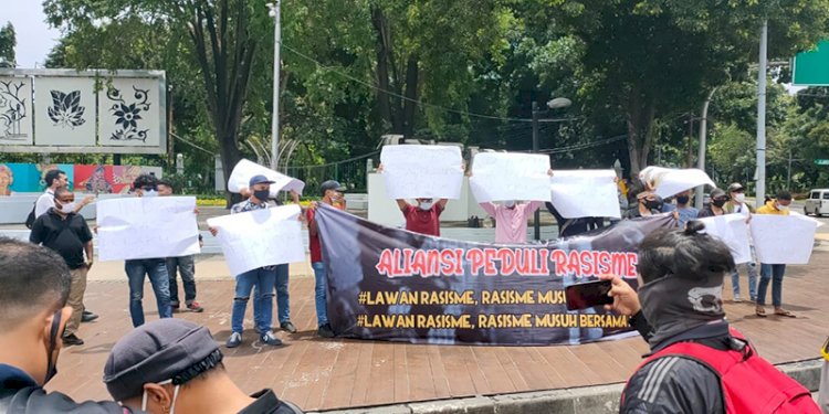 Aliansi Mahasiswa Anti Rasisme saat berunjuk rasa di depan Istana Negara/Ist