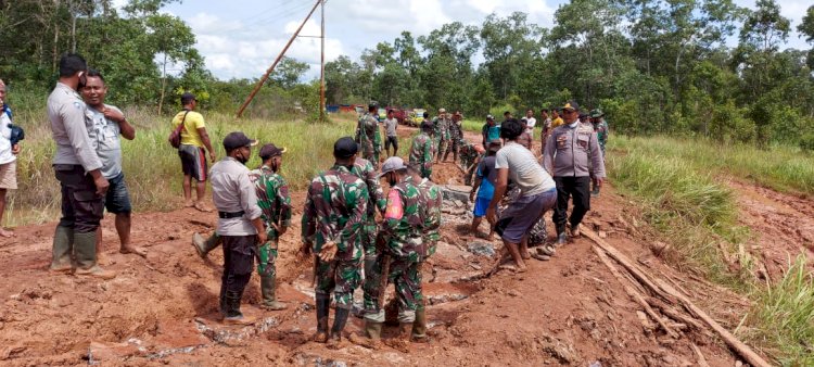 Sinergitas TNI Polri saat membuat jalan rel dari kayu