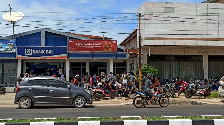 Suasana keramaian ditengah Covid-19 depan Bank BRI Mandala Muli Merauke yang sempat 