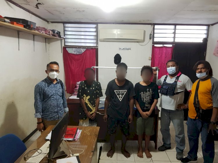 Anggota Opnal Polsek Jayapura Utara menerima penyerahan 2 (dua) orang tersangka kasus pencurian