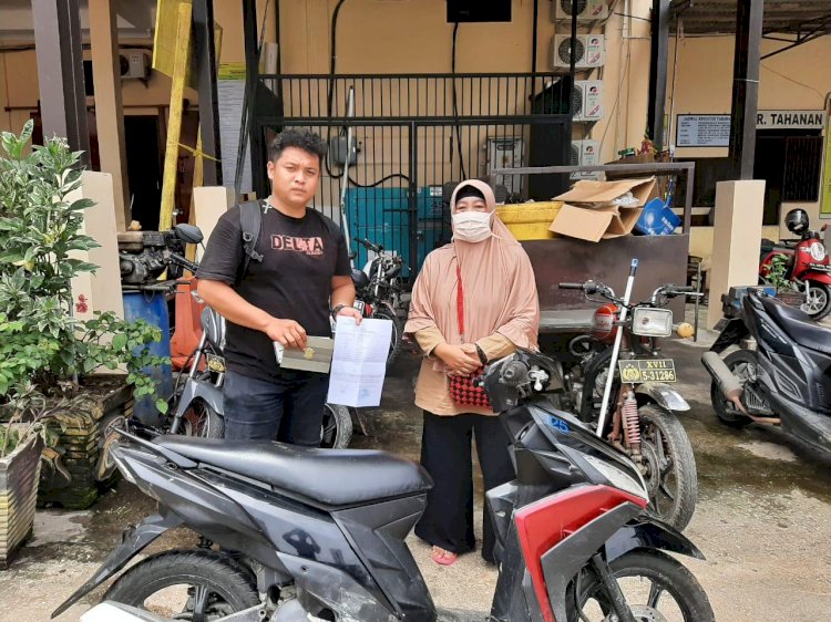 Pengembalian motor yang hilang kepada pemiliknya oleh porsenil Polresta Jayapura