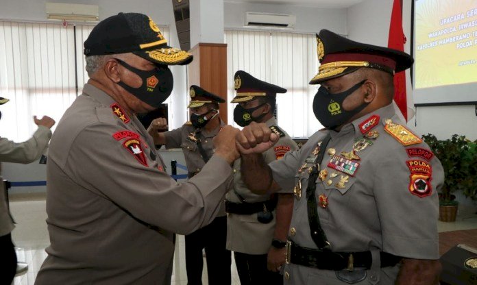 Irjen Pol Paulus Waterpauw dan Brigjen Pol. Mathius D. Fakhir