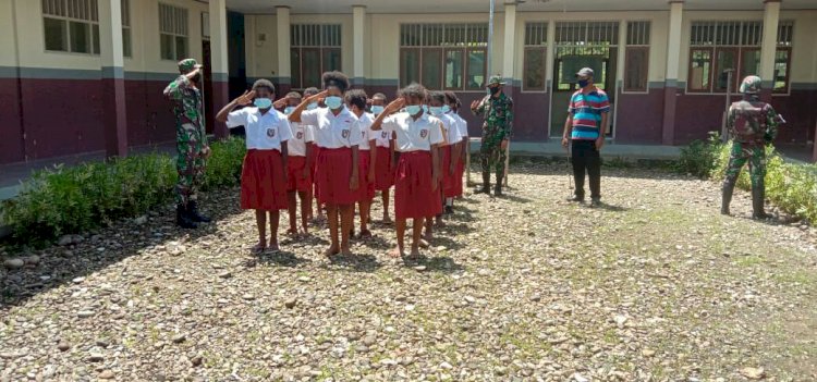 satgas pamrahwan Yonif 756/WMS  saat melatih anak sekolah dasar baris berbaris