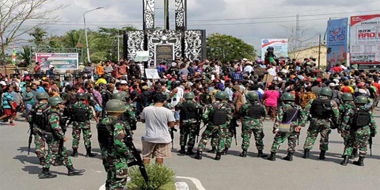 Aparat TNI tengah berjaga mengamankan aksi unjuk rasa di Timika Papua/Net