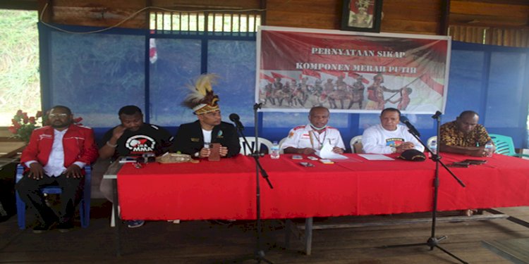 Komponen Barisan Merah Putih (BMP) RI Papua saat menyampaikan tujuh pernyataan sikap/Ist