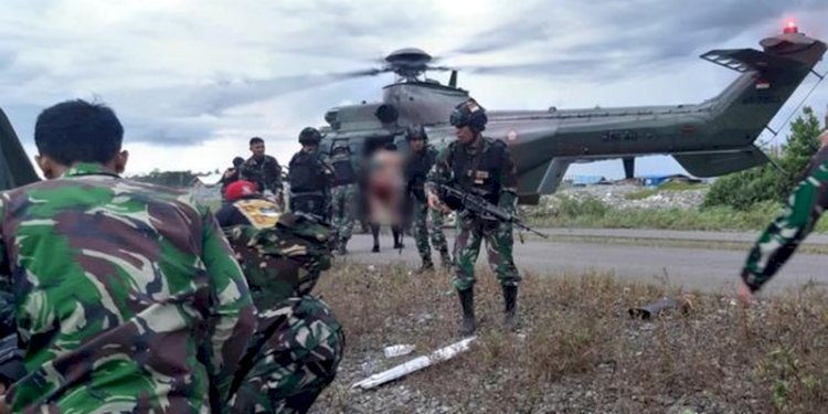 Evakuasi prajurit TNI yang ditembak Kelompok Kriminal Bersenjata (KKB)/Dok Puspen TNI