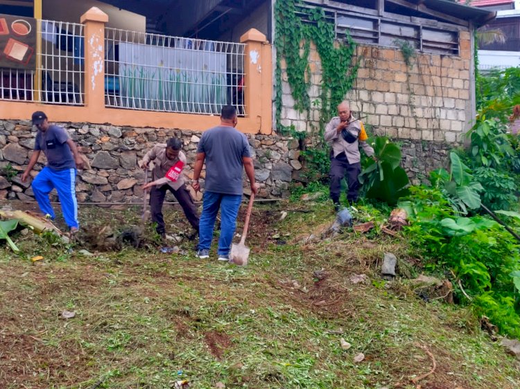 Kanit Binmas Polsek Jayapura Utara Ipda Miftachul Ulum bersama Bhabinkamtibmas Bripka Islahuddin dan masyarakat RT.02 membersihkan lokasi lahaan tidur untuk di manfaatkan sebagai ketahanan pangan.