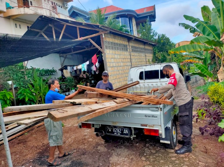 Bersama Warga RT 01 RW 05 mengambil kayu untuk pembuatan pagar lahan Kebun Warga. 