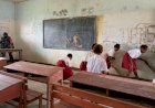 PERSONIL SATGAS TMMD BERSAMA MURID SD YPPK KAMPUNG KAWAGIT BERSIHKAN SEKOLAH