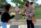 Sosialisasikan Protokol kesehatan Polisi di Perbatasan Merauke Bagikan Masker