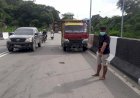 Nasib “Sial” Di Alami Pengendara Truck Niat Benahi Kenalpot Malah Ditabrak Mobil