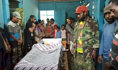 Meninggal Dunia Usai Ditahan Polres Merauke, Jenazah Aktifis KNPB Dimakamkan Dengan Penuh Tangis Haru