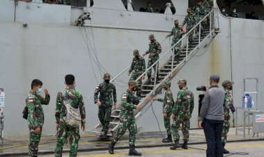 BAWA RIBUAN PRAJURIT PAMTAS, DANLANTAMAL X SAMBUT KEDATANGAN DUA KAPAL PERANG REPUBLIK INDONESIA