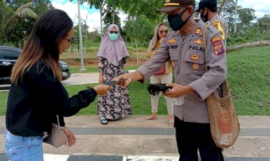 Sosialisasikan Protokol kesehatan Polisi di Perbatasan Merauke Bagikan Masker