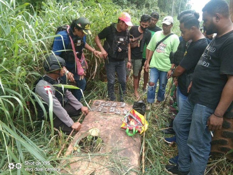 Aparat TNI Polri saat menemukan belasan Paket Ganja