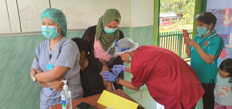 enaga Kesehatan Puskesmas Subur Kabupaten Boven Digoel, saat menerima Vaksinasi Covid-19 Tahap 1