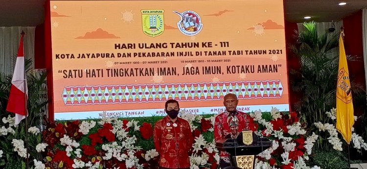 Walikota Jayapura, Benhur Tomi Mano saat memberikan sambutan acara ibada syukur HUT kota Jayapura ke 112 Tahun dan di dampingi oleh wakil wali kota Jayapura, Rustan Saru