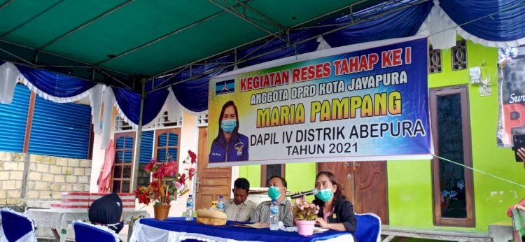 Anggota DPRD Kota Jayapura, Maria Pampang saat lakukan reses bersma t 04 Rw 03 kelurahan Yobe